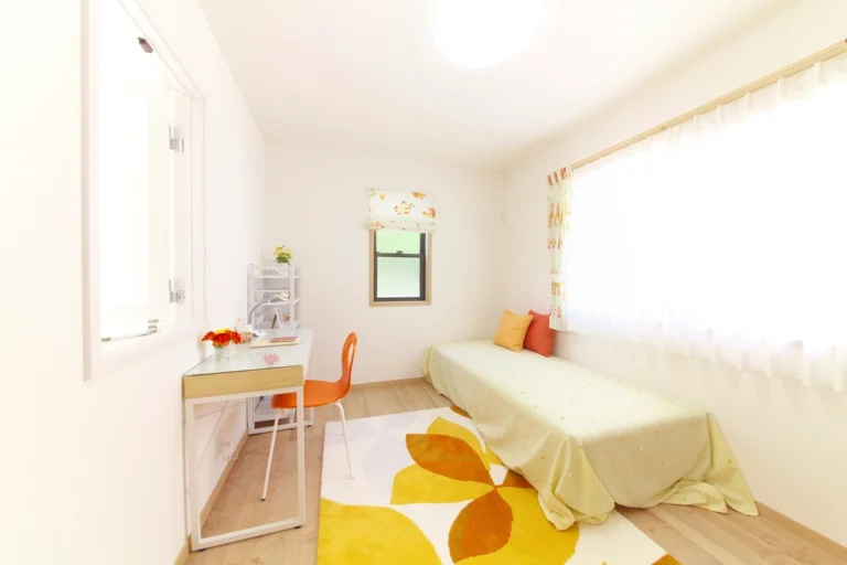 Quarto claro e ventilado com janela