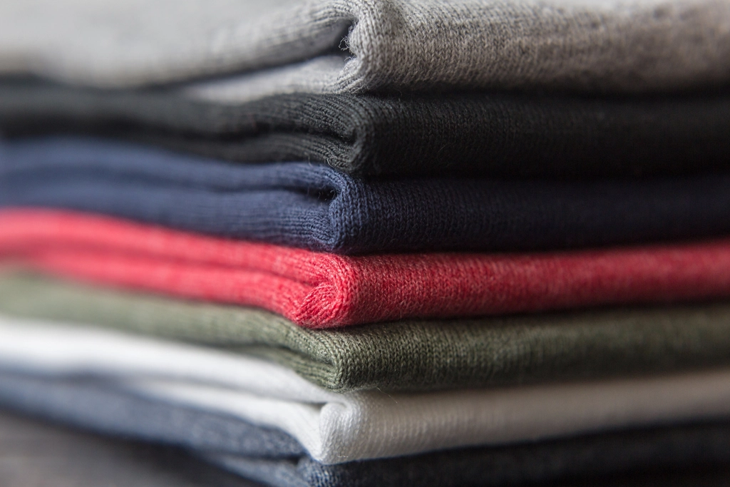 Roupas dobradas e organizadas
