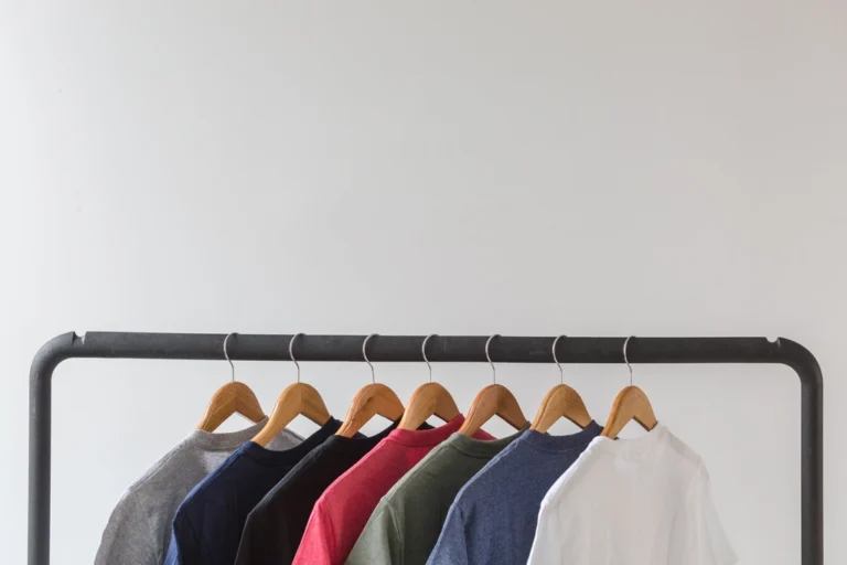 Roupas penduradas em um guarda-roupa