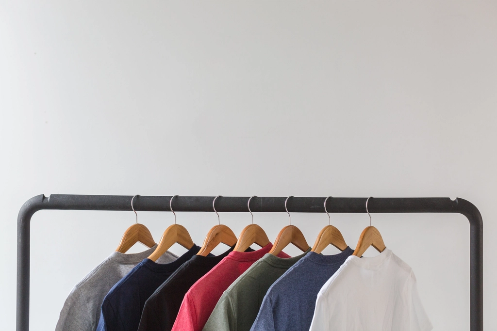 Roupas penduradas em um guarda-roupa